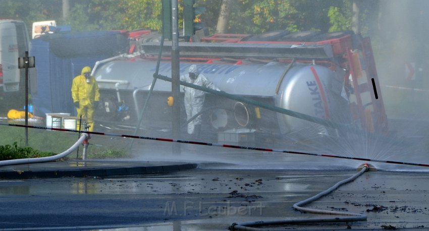 VU Tanklastzug umgestuerzt Huerth Industriestr P303.JPG